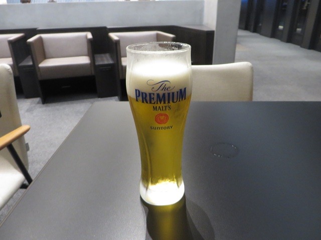 テーブルにビール