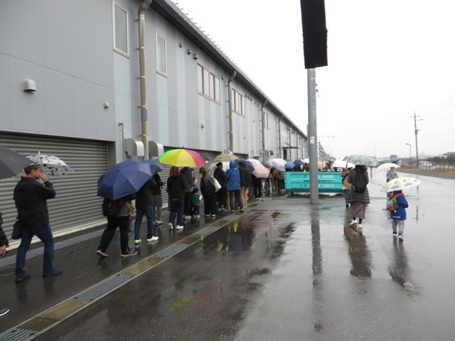 検修庫1階ピット下体験・行列2