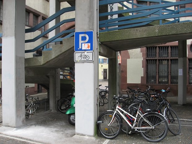 フライブルクのトランジットモールのすぐ外にある自転車置き場